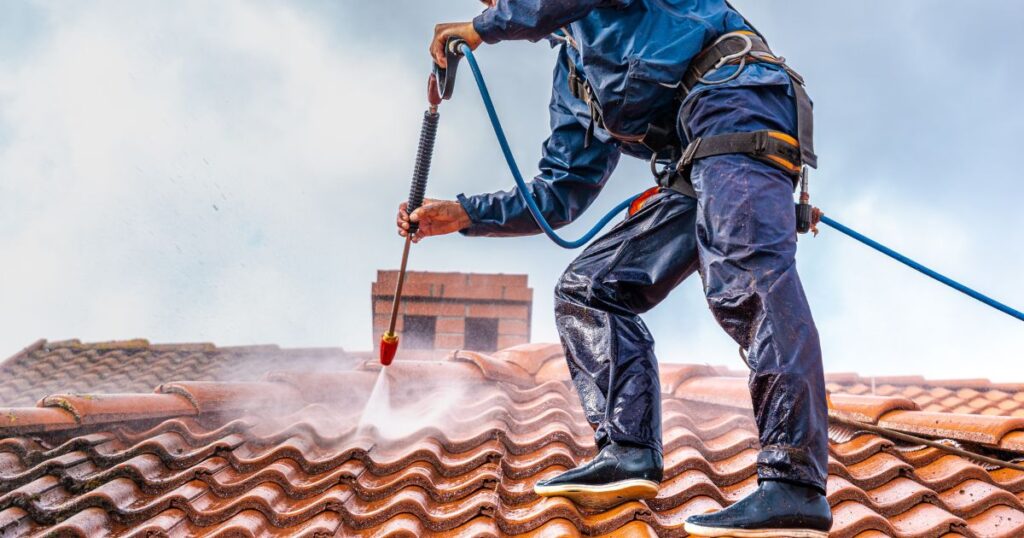 Mos van dak laten verwijderen door specialist met voldoende veiligheidsmaatregelen