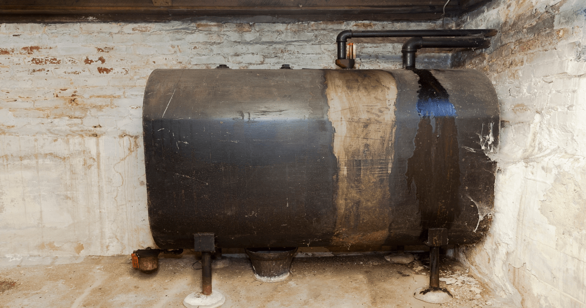 Een bovengrondse mazouttank in de kelder van een woning.