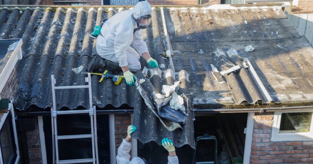 Asbest professioneel laten verwijderen van dak of andere plaatsen is de veiligste optie