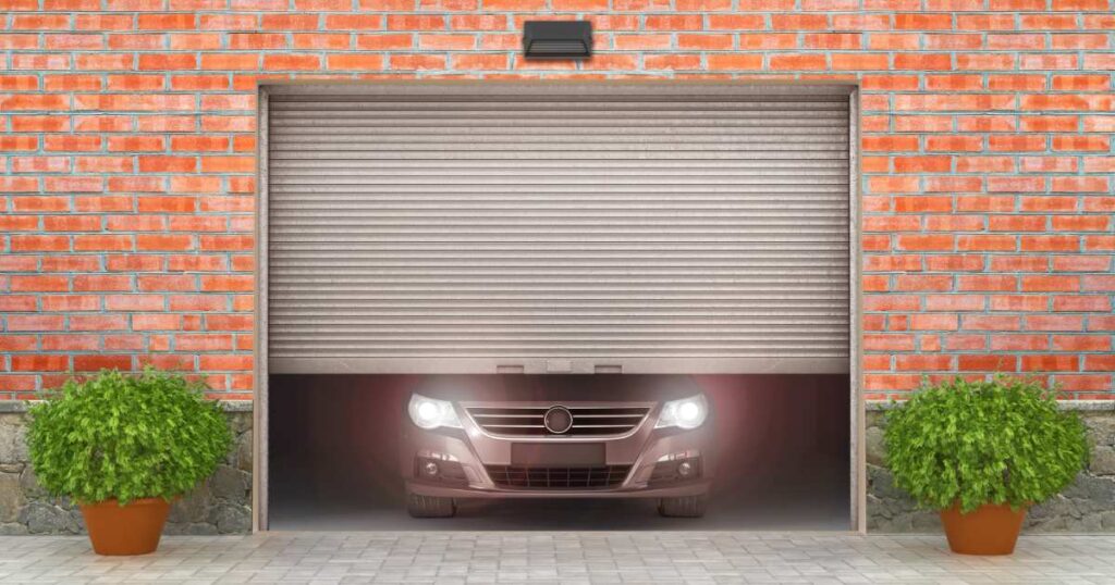 halfopen metalen garagepoort met auto